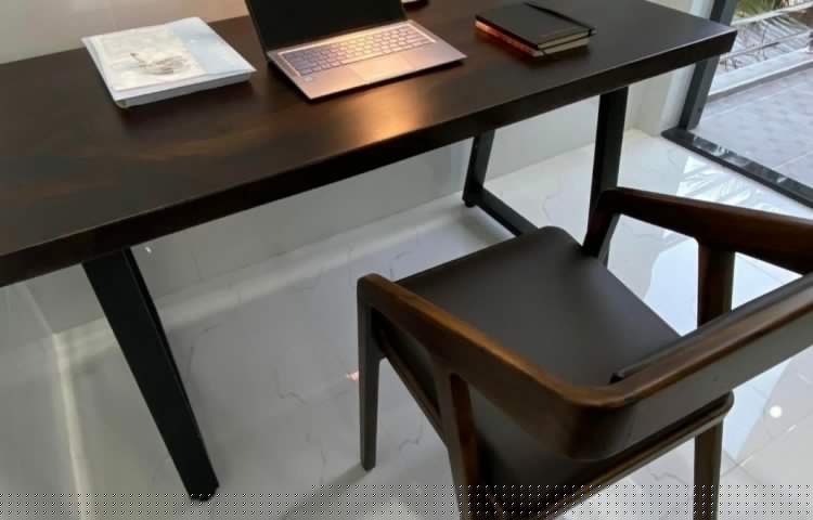 Bàn làm việc gỗ đơn giản