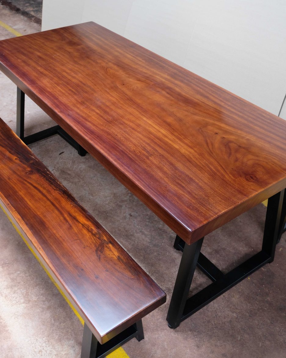 Ghế băng dài gỗ kết hợp cùng bàn ăn