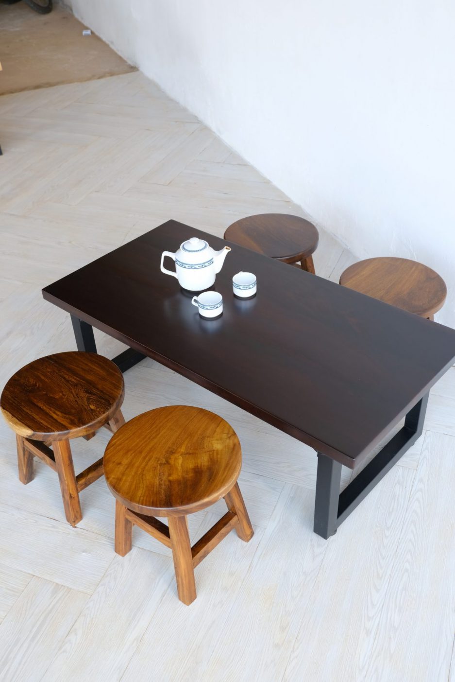 bàn thấp uống cà phê