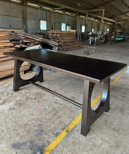 Bàn ăn gỗ Muồng đen MetaWood D180cm x R80cm
